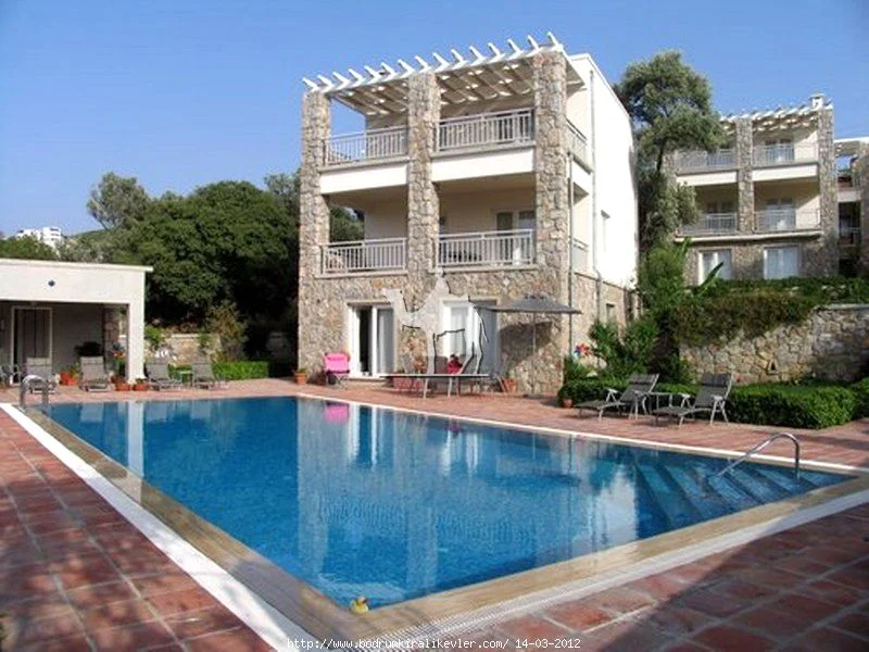 YALIKAVAK’TA HAVUZLU KIRALIK LUX VILLA