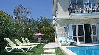 ÇEŞME ALAÇATI DA ÖZEL HAVUZLU KİRALIK VİLLA