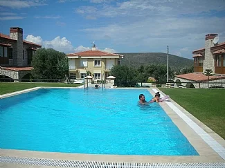 ÇEŞME ALAÇATI DA ÖZEL HAVUZLU KİRALIK VİLLA