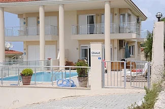 CESME MERKEZDE KİRALIK HAVUZLU VİLLA