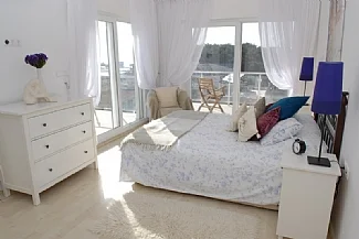 CESME MERKEZDE  LÜKS KİRALIK HAVUZLU VİLLA