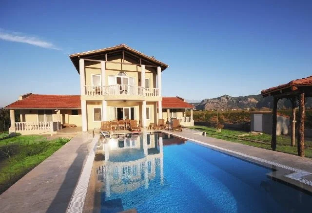 ÇEŞMEDE LUX HAVUZLU VILLA