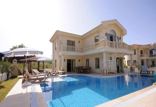 İZMİR ÇEŞMEDE KİRALIK HAVUZLU LUX VİLLA