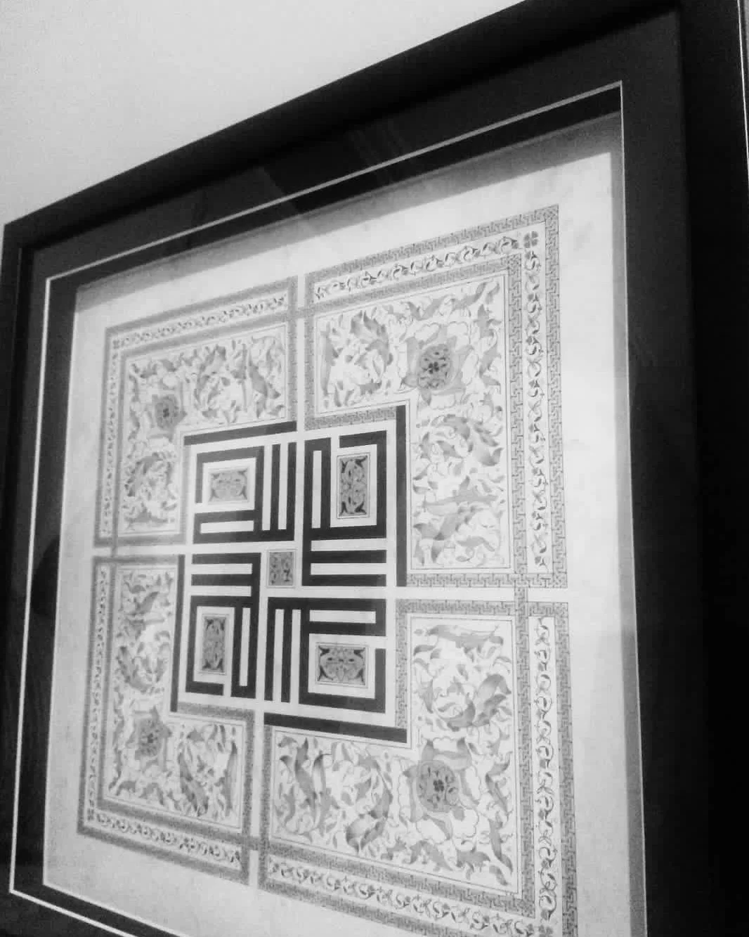 Satılık tezhip tablosu. Orta kısımda kufi firma "Allah" yazısı, etrafı tezhiplenmiş, altın kullanılmıştır. 4.500 TL